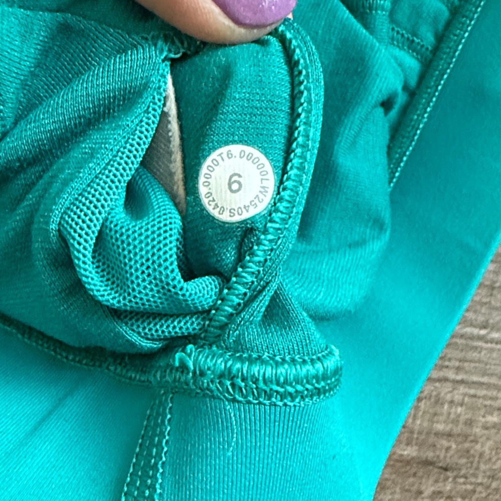*Like New* Lululemon Teal Energy Sports Bra | Size 6 - Picture 3 of 3